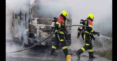 En vía de Tumaco un bus de turismo quedó envuelto en llamas