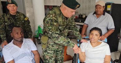 Militares entregaron sillas de ruedas en Tumaco