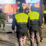 En Santo Domingo, Ecuador, encapuchados, ultimaron a 7 personas al interior de un billar, entre las víctimas un agente de la Policía Nacional.