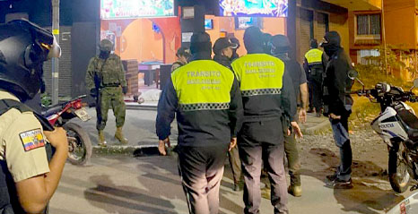 En Santo Domingo, Ecuador, encapuchados, ultimaron a 7 personas al interior de un billar, entre las víctimas un agente de la Policía Nacional.