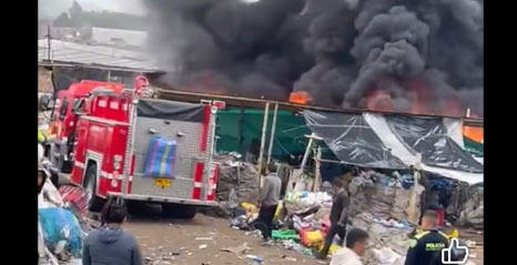 Incendio en zona rural de Pasto, acaba con gran parte de una bodega de reciclaje. Bomberos atendieron la emeregencia.