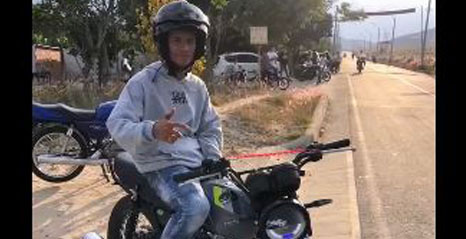 Joven de nacionalidad venezolana, pierde la vida por hacer maniobras peligrosas con su motocicleta.