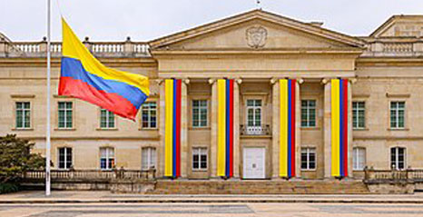 Los precandidatos a la presidencia en Colombia, se la pasan visitanto los departamentos, pero hablando mal, hacen campaña criticado a otros.